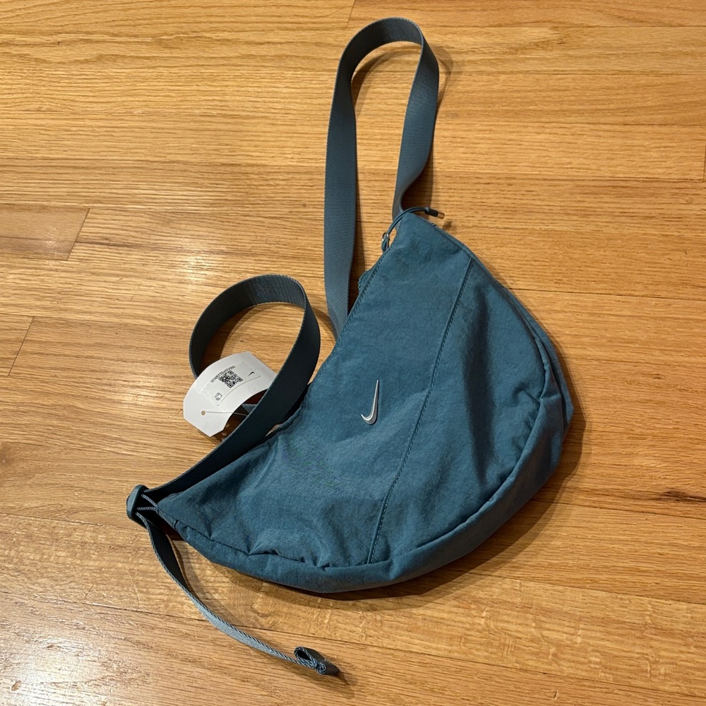 🌟 final sale- Nike Teal Crescent Crossbody Bag